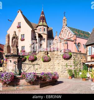 mit Blick auf Place du Chateau St. Leon und mittelalterliche Burg, Egisheim, Eguisheim, Haut-Rhin, Elsass, Frankreich Stockfoto