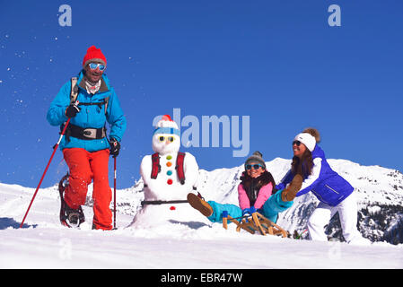 Familie im Urlaub im Schnee, Frankreich Stockfoto
