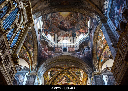 Parma, die Basilika Kathedrale innen, Blick auf die Kuppel mit dem Fresko Mariä Himmelfahrt der Jungfrau Maria von Correggio ausgeführt Stockfoto