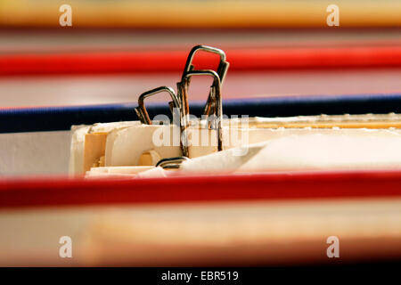 rostige Büroklammern fixieren Blatt Papier in eine Datei Stockfoto