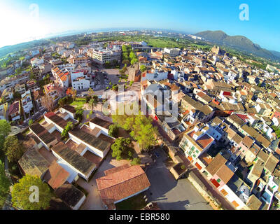 Luftbild der Altstadt, Atalaya de Alcudia im Hintergrund, Spanien, Balearen, Mallorca, Alcudia Stockfoto