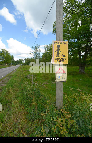 Vorsicht spielende Kinder am Straßenrand, Schweden, Smaland zu unterzeichnen Stockfoto