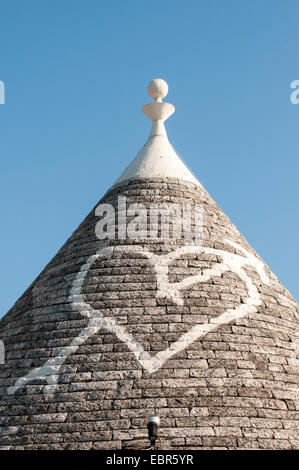 Herzschild auf Kegeldach Trullo, Alberobello Trulli Bezirk, Apulien, Italien Stockfoto