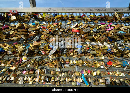 Liebe Vorhängeschlösser auf der Passerelle LÚopold - SÚdar-Senghor, Frankreich, Paris Stockfoto