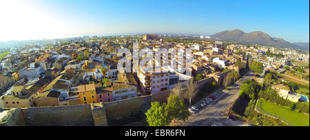 Luftbild der Altstadt, Atalaya de Alcudia Bergkette im Hintergrund, Spanien, Balearen, Mallorca, Alcudia Stockfoto