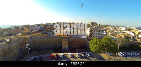 Luftbild der Altstadt und der Stadtmauer, Alcudia, Mallorca, Balearen, Spanien Stockfoto