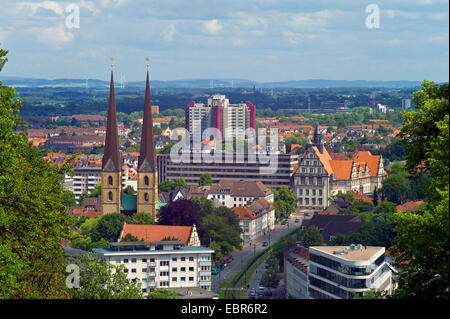 Blick vom Johannisberg über den Stadtteil Neustadt mit der Marienkirche, Deutschland, Nordrhein-Westfalen, Bielefeld Stockfoto