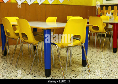 Klassenzimmer einer Schule für Kinder mit den kleinen gelben Stühle Stockfoto