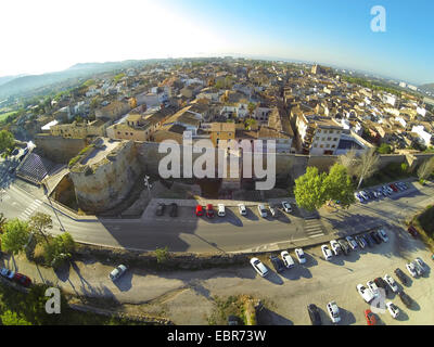 Luftbild der Altstadt und der Stadtmauer, Alcudia, Mallorca, Balearen, Spanien Stockfoto