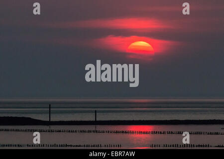 Sonnenuntergang am Meer Gezeiten, Deutschland, Niedersachsen, Norddeich Stockfoto