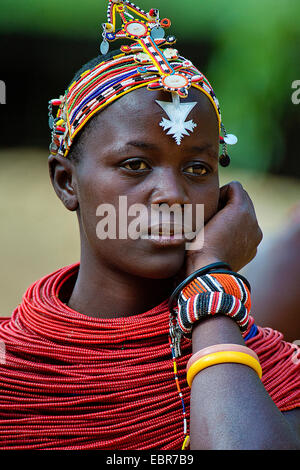 Samburu Frau mit traditionellen Kopfbedeckungen und Halsketten, Porträt, Kenia Stockfoto