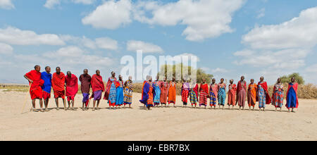 Maasai Leute springen und tanzen, Kenia, Amboseli-Nationalpark Stockfoto
