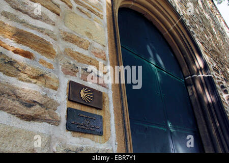 St. James Schale, Bronze Symbol des Jakobswegs am St. Marien-Kirche, Deutschland, Nordrhein-Westfalen, Ruhrgebiet, Herdecke Stockfoto