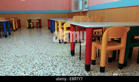 kleine Stühle des Refektoriums der Schulkantine in der Schule für Kinder Stockfoto