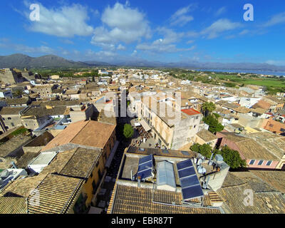 Luftbild der Altstadt, Atalaya de Alcudia im Hintergrund, Spanien, Balearen, Mallorca, Alcudia Stockfoto