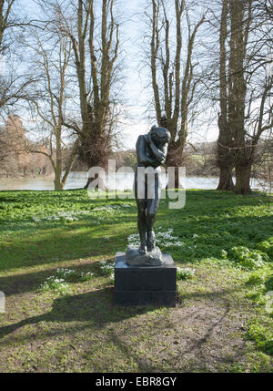 Auguste Rodin Skulptur von Eve in einer Ausstellung auf dem Gelände der Compton Verney Haus in ländlichen Warwickshire, England, Großbritannien Stockfoto