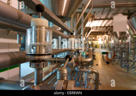 Edelstahl-Rohre in einer Brauerei Stockfoto