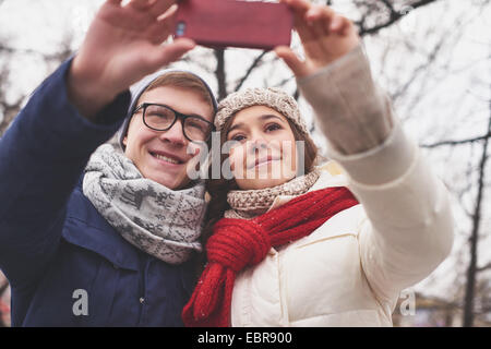 Amourösen Termine nehmen ihre Selfie unter freiem Himmel Stockfoto
