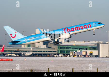 Thomson Airways Boeing 757-200 Anstiege vom Schnee bedeckt Landebahn 05 L Manchester Airport. Stockfoto