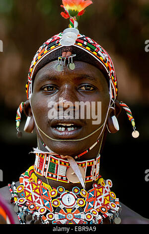 Porträt eines stolzen Samburu in Stammes-Gewand, Kenia Stockfoto