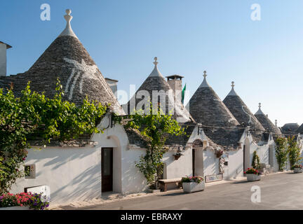 Trullo Häuserreihe in Monte Pertica Street, Trulli von Alberobello, Apulien, Italien Stockfoto