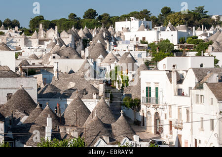 Erhöhten Blick auf konischen Dächer der Trulli in Rione Monti Viertel von Alberobello, Apulien, Italien Stockfoto