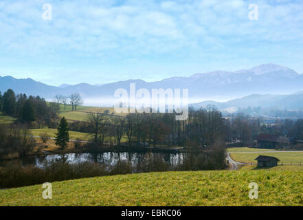 Blick zum kleinen See und Karwendelgebirge im Morgennebel, Upper Bavaria, Habachtal Bei Murnau, Oberbayern, Bayern, Deutschland Stockfoto