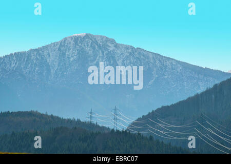 Hochspannungsleitungen in Voralpen, Benediktenwand im Hintergrund, Deutschland, Bayern, Oberbayern, Oberbayern, Antdorf Stockfoto