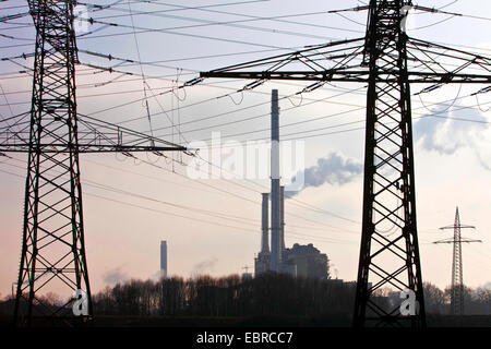 Strommasten mit Hochspannungsleitungen und Industrie, Deutschland, Nordrhein-Westfalen Stockfoto