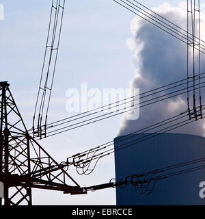 Strommast mit Hochspannungsleitungen und Industrie, Deutschland, Nordrhein-Westfalen Stockfoto