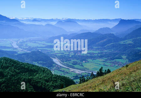 Blick vom Kranzhorn auf Inntal und Hauptkamm der Alpen, Österreich, Chiemgauer Alpen, Walchseegebiet Stockfoto