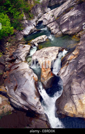 Der Wasserfall von Croveo in der Nähe von Domodossola, Italien Stockfoto