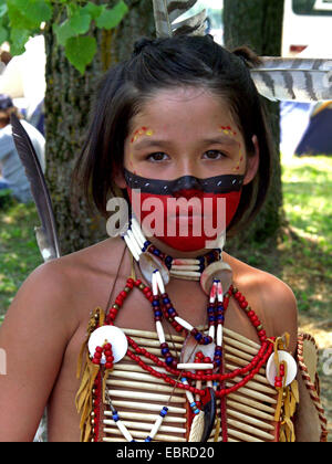 Mohikaner mit typischen Kopfschmuck aus Federn und Kinderschminken im Powwow im Reservat Kahnawake, Kanada, Queebec, Montreal Stockfoto