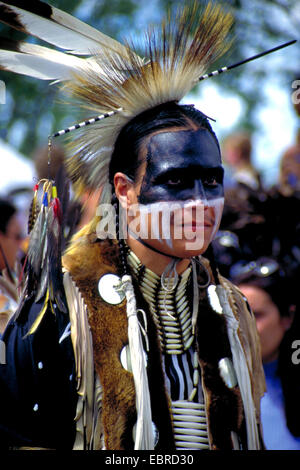 Mohikaner mit typischen Kopfschmuck aus Federn und Kinderschminken im Powwow im Reservat Kahnawake, Kanada, Queebec, Montreal Stockfoto