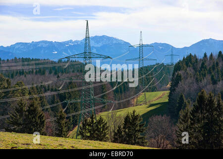 Stromleitung in Berglandschaft, Herzogstand und Benediktenwand im Hintergrund, Oberbayern, Oberbayern, Bayern, Deutschland Stockfoto