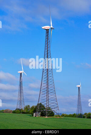 Windmühlen in einem Kornfeld in Hessen, Deutschland, Hessen Stockfoto