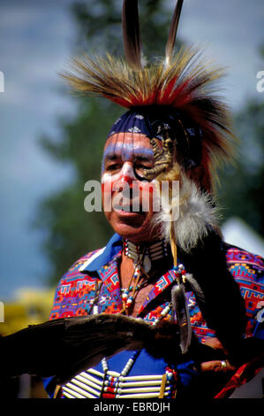 Mohikaner mit typischen Kopfschmuck aus Federn und Kinderschminken im Powwow im Reservat Kahnawake, Kanada, Queebec, Montreal Stockfoto