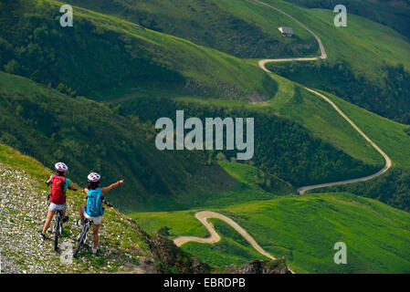 zwei Mountainbiker in den Alpen, Frankreich, Savoyen, Nationalparks Vanoise, Vanoise Stockfoto