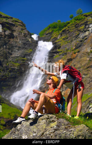 zwei Wanderer ruht vor Wasserfall von Laisonnay, Frankreich, Savoyen, Nationalparks Vanoise, Tal von Champagny Stockfoto