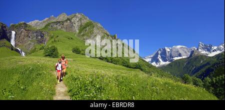 zwei Wanderer auf trekking Pfad in der Nähe von Wasserfall von Laisonnay und Grand Casse, France, Savoie, Nationalparks Vanoise, Tal von Champagny Stockfoto