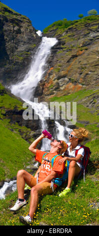 zwei Wanderer ruht vor Wasserfall von Laisonnay, Frankreich, Savoyen, Nationalparks Vanoise, Tal von Champagny Stockfoto