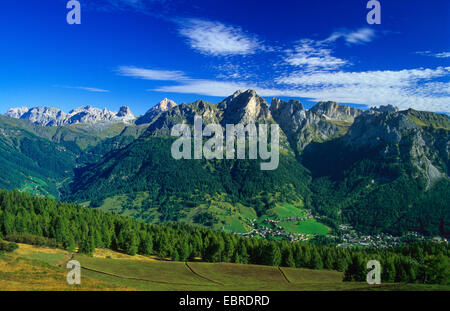 Blick auf Selva di Cadore und Santa Fosca auf Pass Giau (links) und die Berge rund um Italien, Südtirol, Dolomiten Stockfoto