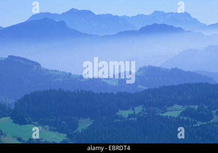 Blick Richtung Radstadt Tauern im Morgennebel, in der Nähe Kranzhorn, Österreich, Chiemgauer Alpen, Walchseegebiet aus gesehen Stockfoto