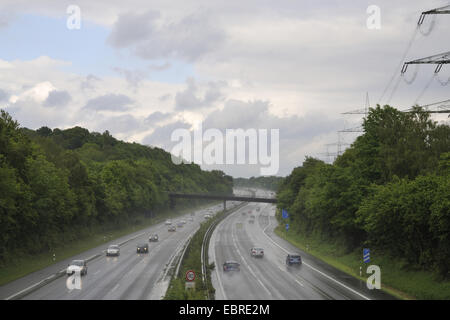 Autobahn-Verkehr auf nasser Fahrbahn, Deutschland, Nordrhein-Westfalen Stockfoto