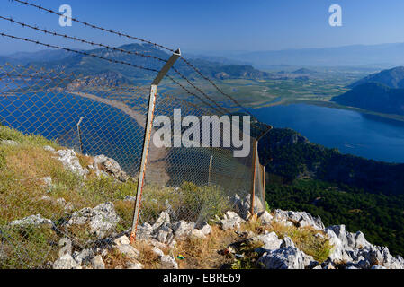 Blick durch einen Zaun zum See Koeycegiz und Dalyan River Delta, Lykien, Dalyan, Mugla, Türkei Stockfoto