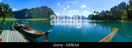 Storgae See mit Booten und Rockformation, Thailand, Khao Sok Nationalpark Stockfoto