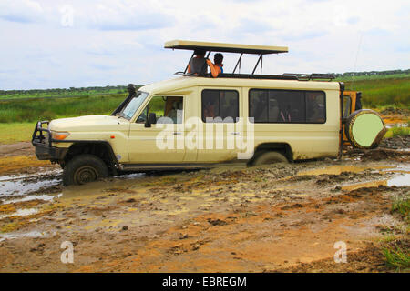 Safari-Auto kleben schnell im Schlamm, Touristen warten für Hilfe, Tansania, Serengeti National Park Stockfoto