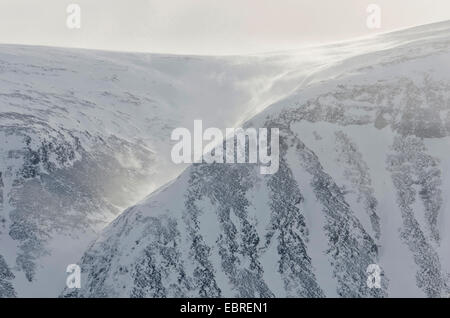 Blick zum Vistasdalen Tal, Schneeverwehungen an Berghängen, Schweden, Lappland, Norrbotten, Kebnekaisefjaell Stockfoto