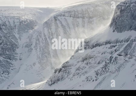 Blick zum Vistasdalen Tal, Schneeverwehungen an Berghängen, Schweden, Lappland, Norrbotten, Kebnekaisefjaell Stockfoto