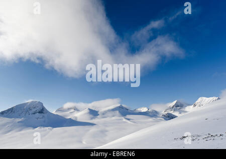 Snowy Mountains von Tjaektjatjokka in Stuor Reaiddßvßggi, Schweden, Lappland, Norrbotten, Kebnekaisefjaell Stockfoto